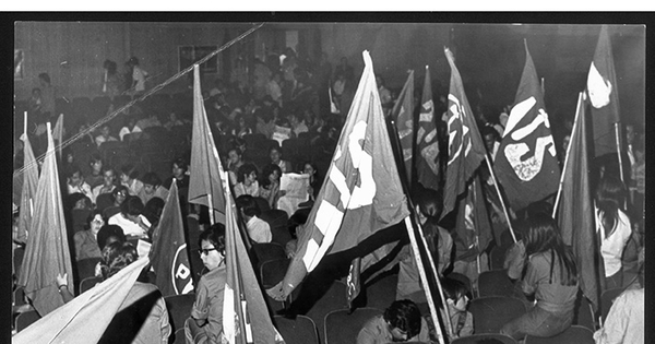  Pie de Foto: Jóvenes socialistas en asamblea.