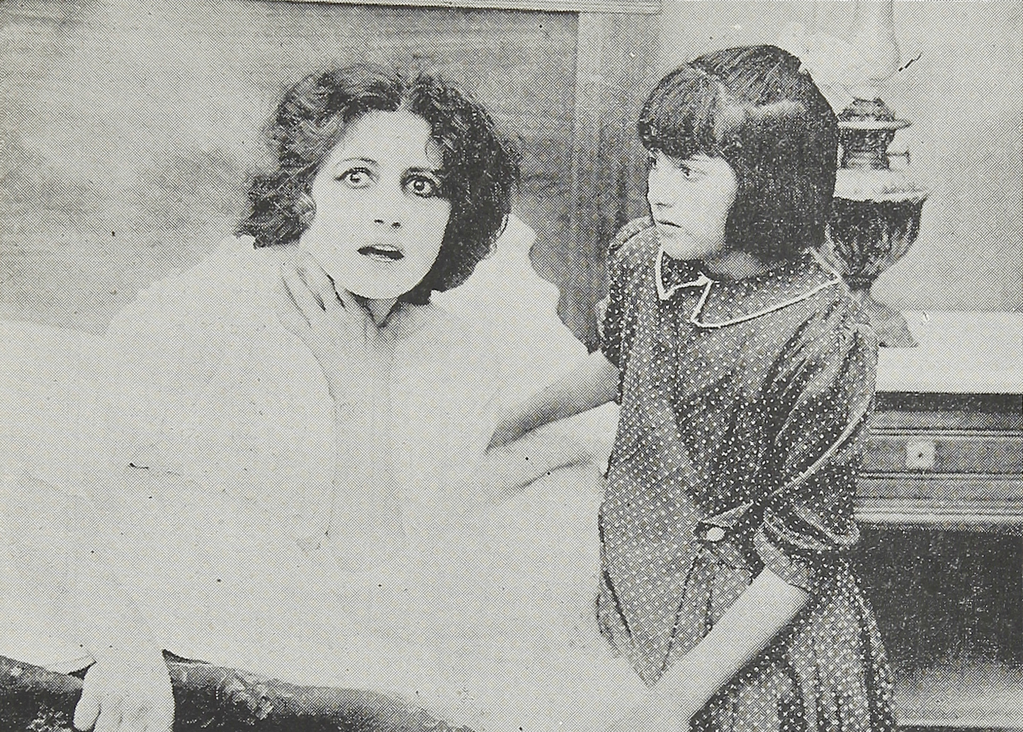 María Padín en escena de La avenida de las Acacias, película de 1918