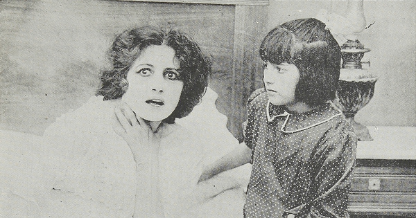 María Padín en escena de La avenida de las Acacias, película de 1918