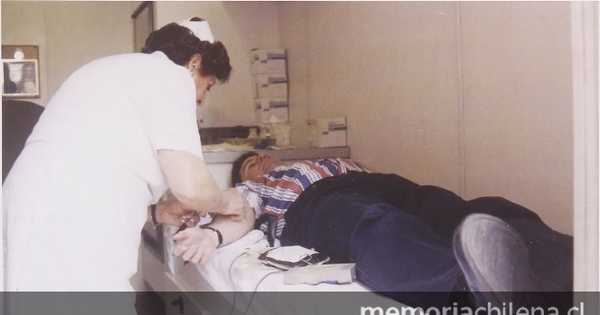  Pie de Foto: Enfermera de la Cruz Roja extrayendo sangre a un donante