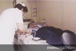  Pie de Foto: Enfermera de la Cruz Roja extrayendo sangre a un donante