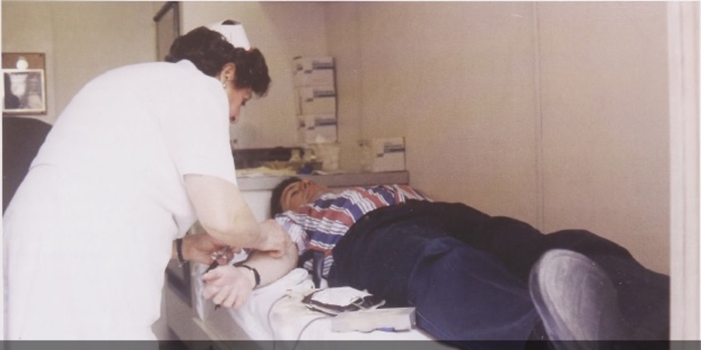  Pie de Foto: Enfermera de la Cruz Roja extrayendo sangre a un donante