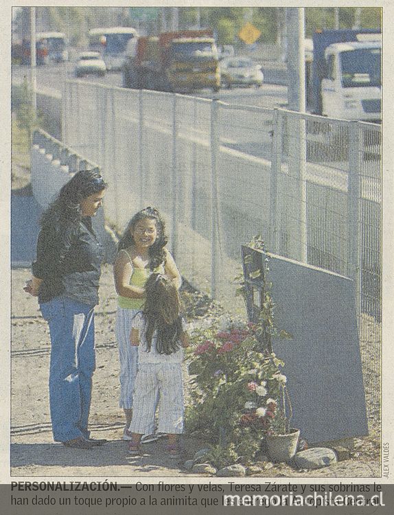 Pie de foto: "Personalización. Con flores y velas, Teresa Zárate y sus sobrinas le han dado un toque propio a la animita que les entregó la Autopista Central".