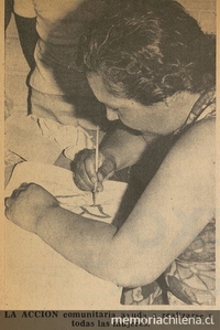  Mujer realizando trabajos manuales en un Centro de Madres de su Barrio.