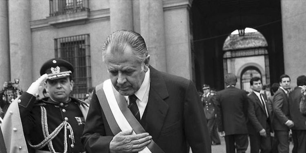 El presidente Aylwin regresa a la moneda tras participar en el Tedeum, 18 de Septiembre de 1990.