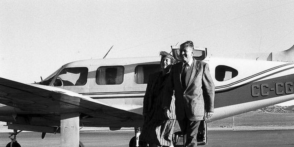 Patricio Aylwin A. junto a su mujer Leonor Oyarzún, caminando por la pista de un aeropuerto.