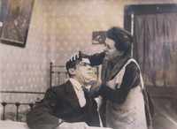 Octavio García herido, atendido por su madre, interpretados por Edmundo Donar y Carmen Ferrer