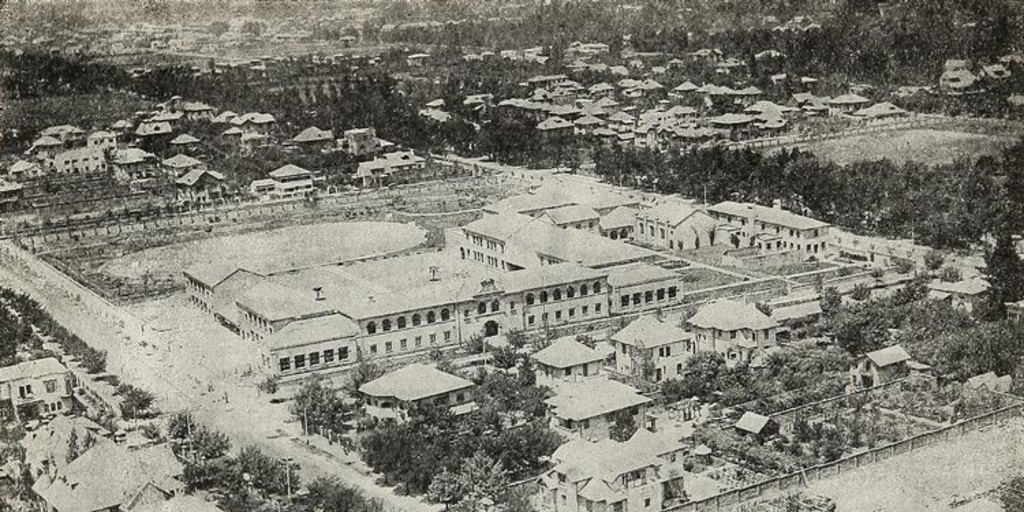 Pie de foto: Santiago College. Avenida Lota y Los Leones, 1934. En Memorandum sobre "Proyecto Transformación definitiva Comuna de Providencia": obsequio de su Junta de Vecinos. Santiago: Impr. Universo, 1934, p. 14, con el pie de foto "Santiago College -Los Leones- Providencia".