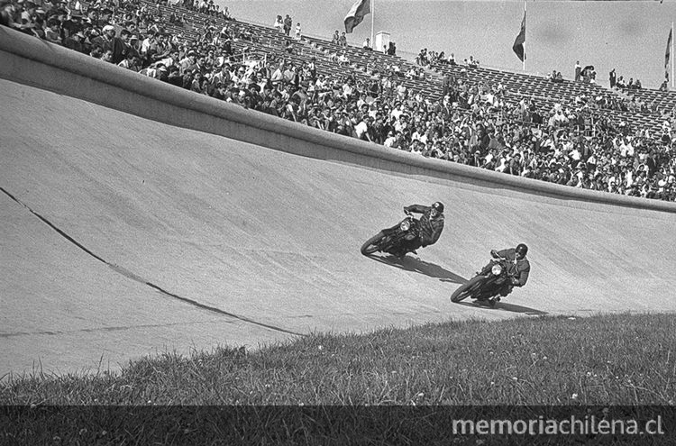 Pie de foto: Competencia de motociclismo en el día del Estadio Nacional, 05/12/1948.