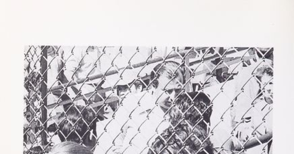 Pie de foto: Día de visita de prisioneros en el Estadio Nacional, 1973. En Cozzi, Adolfo. Estadio Nacional. Santiago: Edit. Sudamericana, 2000. 108 p. Página sin número. Séptima foto desde pág. 100, con el pie "El día de la visita. Entre rejas: las manos, el beso"
