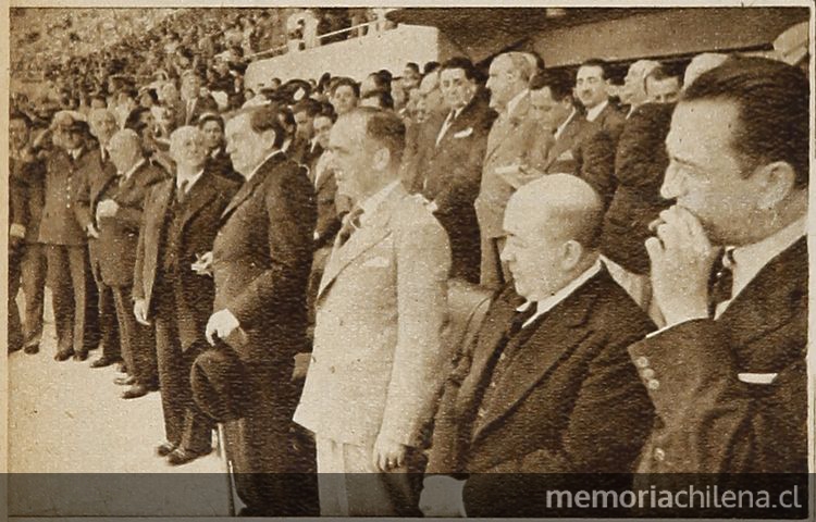  El presidente de la República Arturo Alessandri y Ministros en la tribuna oficial durante el desfile de inauguración del Estadio Nacional, en Zig Zag, (s/n): 22, 8 de diciembre, 1938.