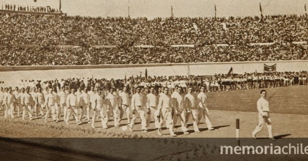 Desfile de los esgrimistas vestidos de blanco, durante la inauguración del Estadio Nacional, en Zig Zag, (s/n): 22, 8 de diciembre, 1938.