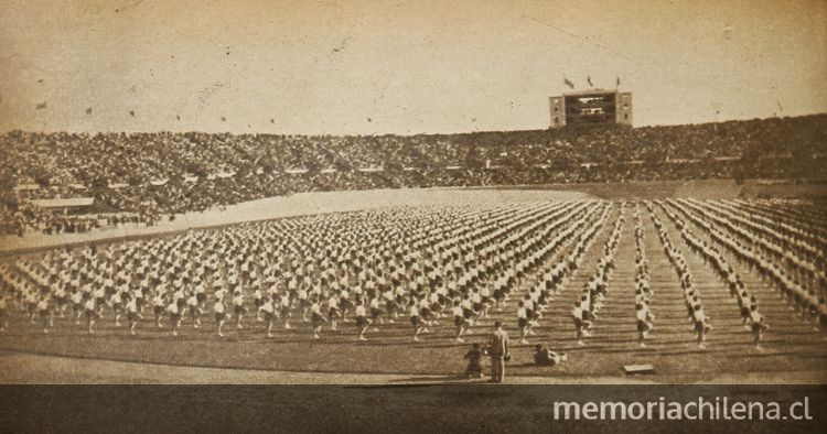 Vista general del Estadio Nacional tomada desde lo alto, durante la presentación de gimnasia desarrollada el día de la inauguración, 3 de diciembre de 1938 en Zig Zag, (s/n): 26, 8 de diciembre, 1938.