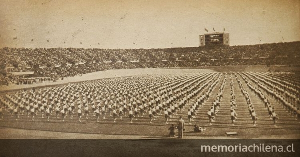 Vista general del Estadio Nacional tomada desde lo alto, durante la presentación de gimnasia desarrollada el día de la inauguración, 3 de diciembre de 1938 en Zig Zag, (s/n): 26, 8 de diciembre, 1938.