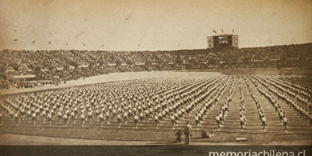 Vista general del Estadio Nacional tomada desde lo alto, durante la presentación de gimnasia desarrollada el día de la inauguración, 3 de diciembre de 1938 en Zig Zag, (s/n): 26, 8 de diciembre, 1938.