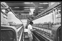 Pie de foto: Operario en Industria textil Yarur, 1973