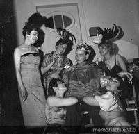 Pie de imagen: Sergio Vodanovic en una fiesta de disfraces, fotografiado por Hans Ehrmann.