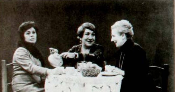 Obra "Las señoras de los jueves" de la compañía Los Comediantes en 1977. Kerry Keller, Ana González y María Cánepa.