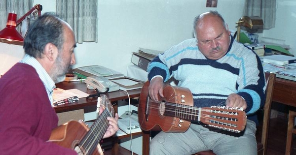 Guillermo Ríos y Santos Rubio con guitarrones, en Biblioteca Nacional