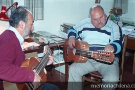 Guillermo Ríos y Santos Rubio con guitarrones, en Biblioteca Nacional