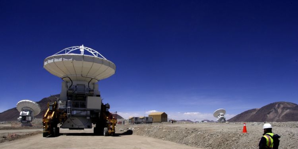 Instalación de una de las antenas de ALMA en una fundación.