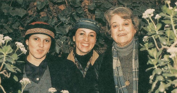 Claudia Echeñique, directora, María Inés Stranger, dramaturga y Paz Yrarrázaval, actriz, del montaje "Malinche" de 1993.