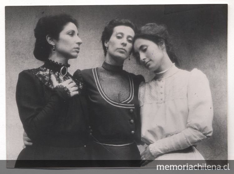 Escena de "Las tres hermanas": Loreto Valenzuela (Nasha), María Izquierdo (Olga) y Amparo Noguera (Irina)