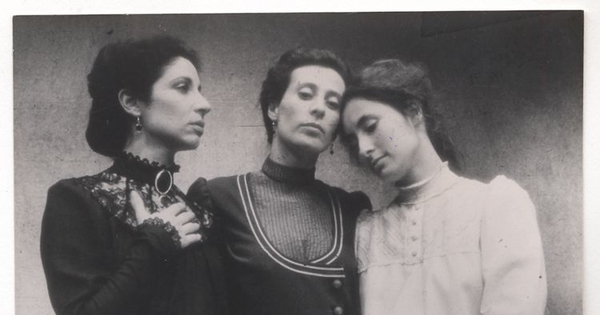 Escena de "Las tres hermanas": Loreto Valenzuela (Nasha), María Izquierdo (Olga) y Amparo Noguera (Irina)