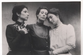 Escena de "Las tres hermanas": Loreto Valenzuela (Nasha), María Izquierdo (Olga) y Amparo Noguera (Irina)