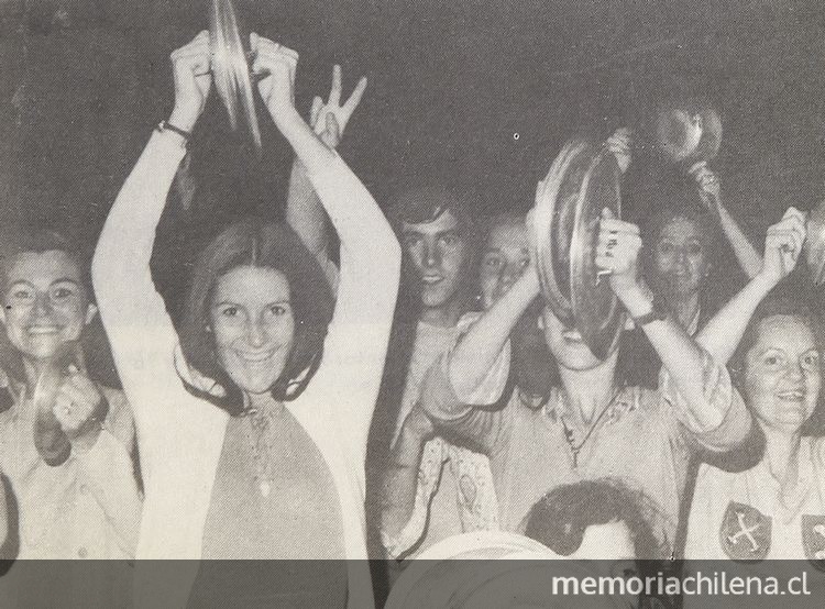  Pie de Foto: Manifestación de jóvenes opositoras del gobierno de Salvador Allende, c. 1971