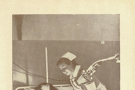 Alumna Escuela de Enfermeras Universidad de Chile aplicando Luz Solux, 1938 Imagen superior, p. 484. En Revista de Asistencia Social, VII, (4), diciembre 1938