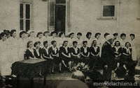 Graduación de enfermeras hospitalarias y sanitarias de la Universidad de Chile, 1948. Eva, (163): 37, 30 abril, 1948.