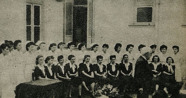 Graduación de enfermeras hospitalarias y sanitarias de la Universidad de Chile, 1948. Eva, (163): 37, 30 abril, 1948.