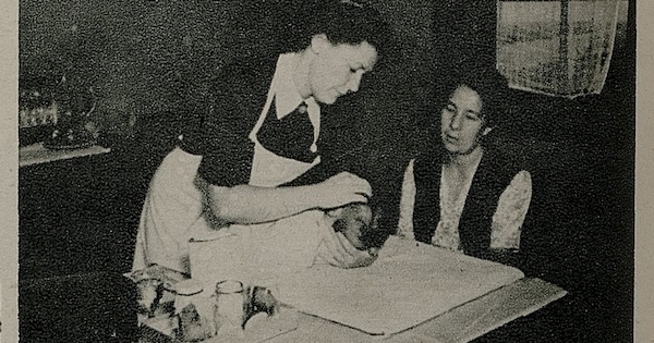 Enfermera sanitaria haciendo demostración práctica en un hogar, 1948. Eva, 3 de diciembre de 1948, p. 38