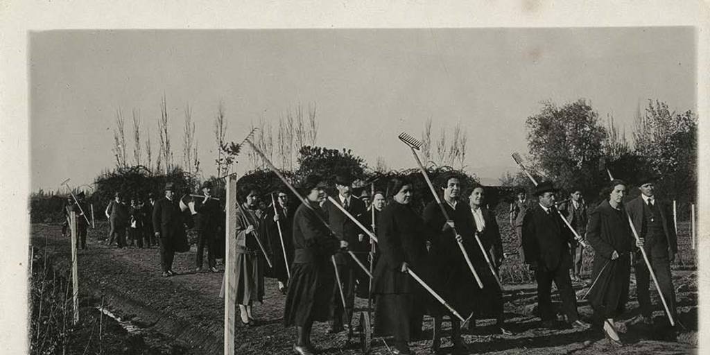Pie de foto: Alumnos de curso agrícola en Rengo, hacia 1935