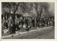 Pie de foto: Alumnos riegan hortalizas, en curso agrícola en Rengo, hacia 1935