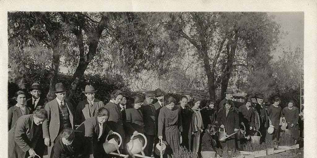 Pie de foto: Alumnos riegan hortalizas, en curso agrícola en Rengo, hacia 1935