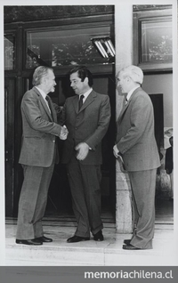 Pie de foto: Enrique Campos Ménendez saludando a Horacio Aránguiz, Ministro de Educación, c. 1983.