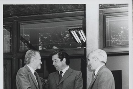 Pie de foto: Enrique Campos Ménendez saludando a Horacio Aránguiz, Ministro de Educación, c. 1983.