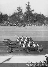 Pie de foto: Vehículos de la escuela de blindados, de origen estadounidense, desfilan en la Parada Militar de 1955