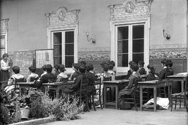 Pie de foto: Mujeres junto a su profesora en taller de moda en Escuela Normal Nº 3, hacia 1915