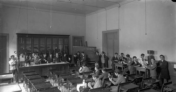 Pie de foto: Alumnos en la sala de Química y Física de Escuela José Abelardo Núñez, hacia 1920