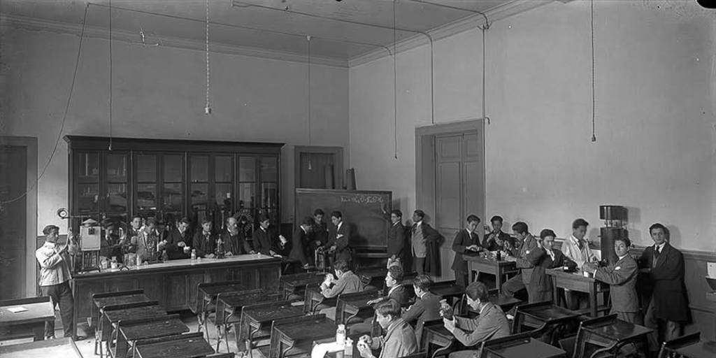 Pie de foto: Alumnos en la sala de Química y Física de Escuela José Abelardo Núñez, hacia 1920