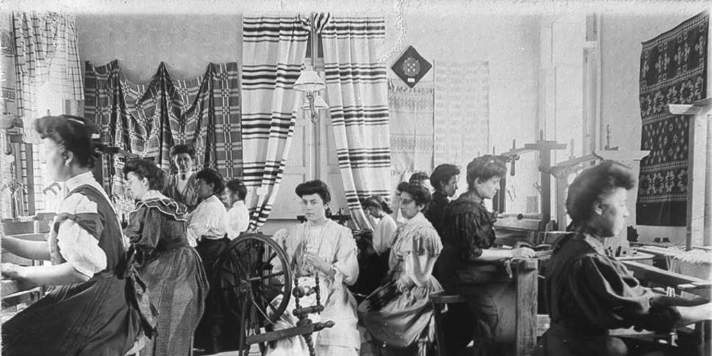 Pie de foto: Alumnas de la Escuela Superior Nº 19. 1907