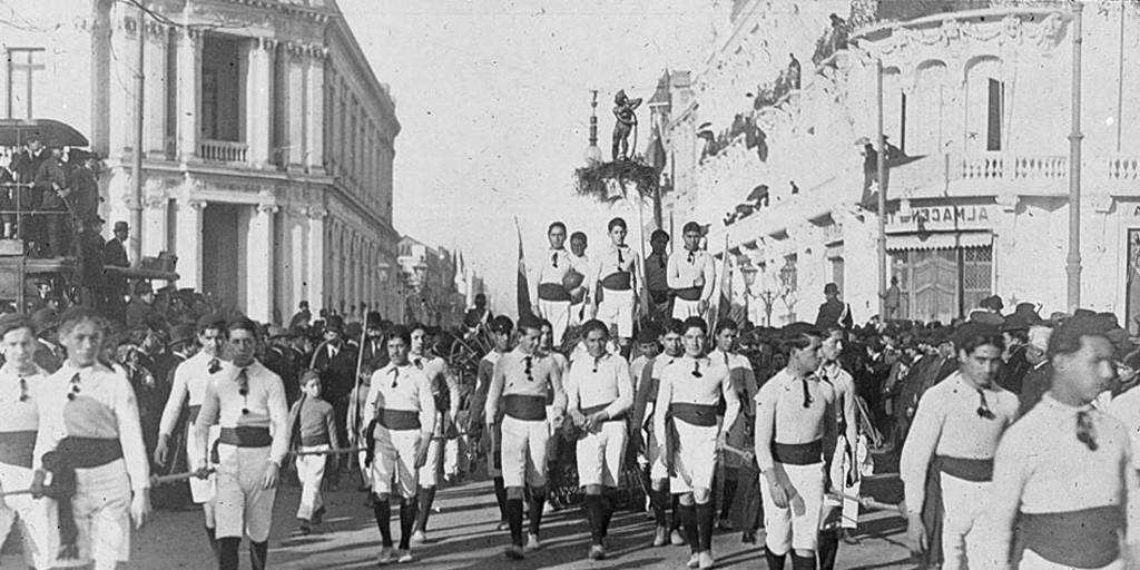 Pie de foto: Desfile de normalistas, hacia 1920