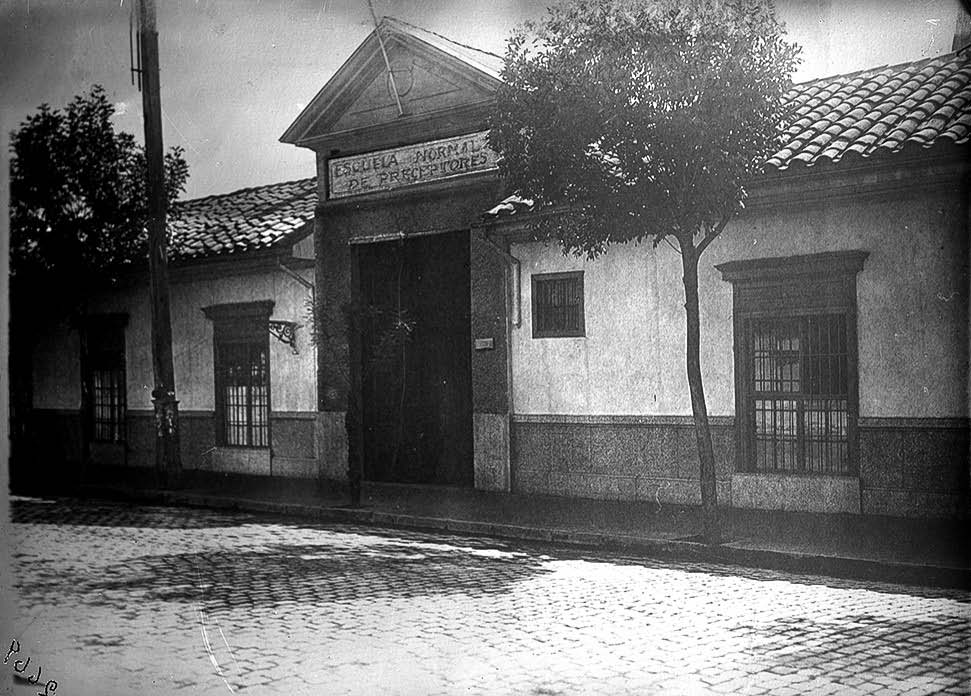 Pie de foto: Fachada de la antigua Escuela Normal de Preceptores, hacia 1920