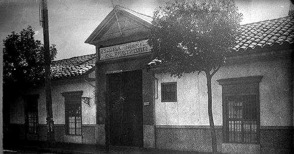 Pie de foto: Fachada de la antigua Escuela Normal de Preceptores, hacia 1920