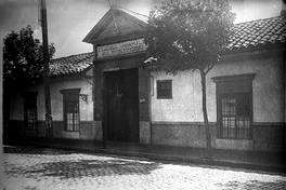 Pie de foto: Fachada de la antigua Escuela Normal de Preceptores, hacia 1920