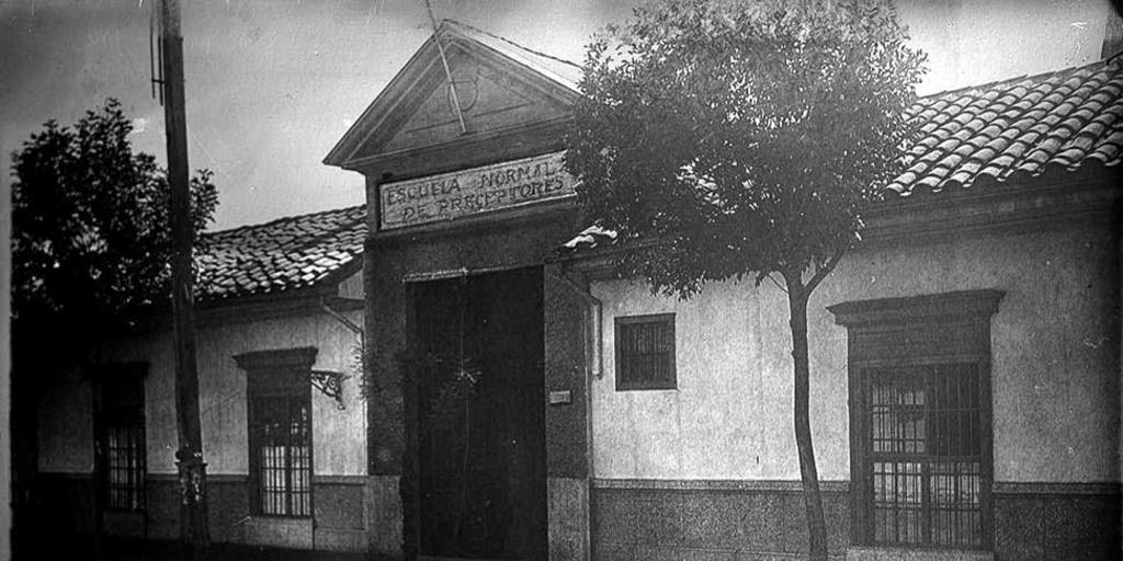 Pie de foto: Fachada de la antigua Escuela Normal de Preceptores, hacia 1920