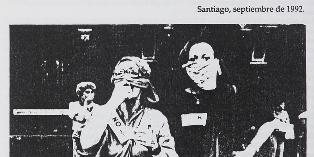 Mujeres participando en protesta, 1983-1989En Gaviola, Edda, Eliana Largo y Sandra Palestra. "Si la mujer no está, la democracia no va", Proposiciones, (21): 1991. Número temático: Género, Mujer y Sociedad. Santiago: Ediciones SUR.